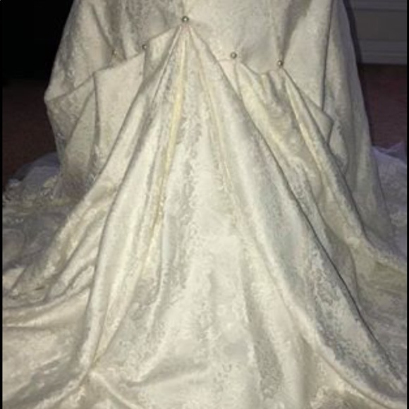 Wedding gown - Picture 4 of 8